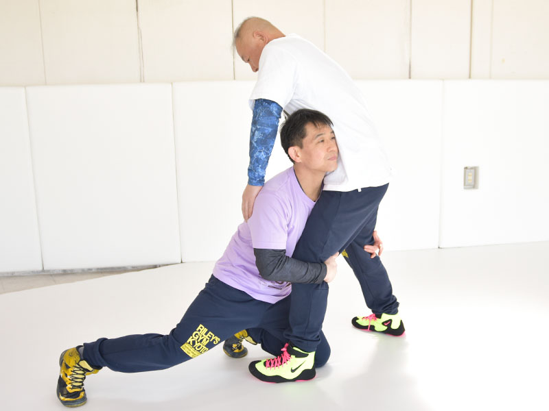 インストラクター同士でレスリングの練習