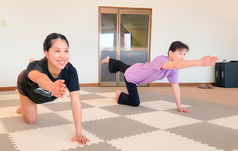 フィットネスを楽しむ女性